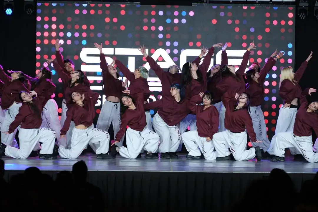 Mega Crew Saikos en Stage